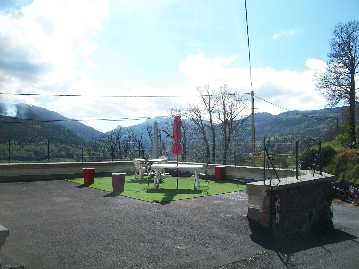 Vacances Au Pied Des Monts Du Cantal Laveissière Zewnętrze zdjęcie