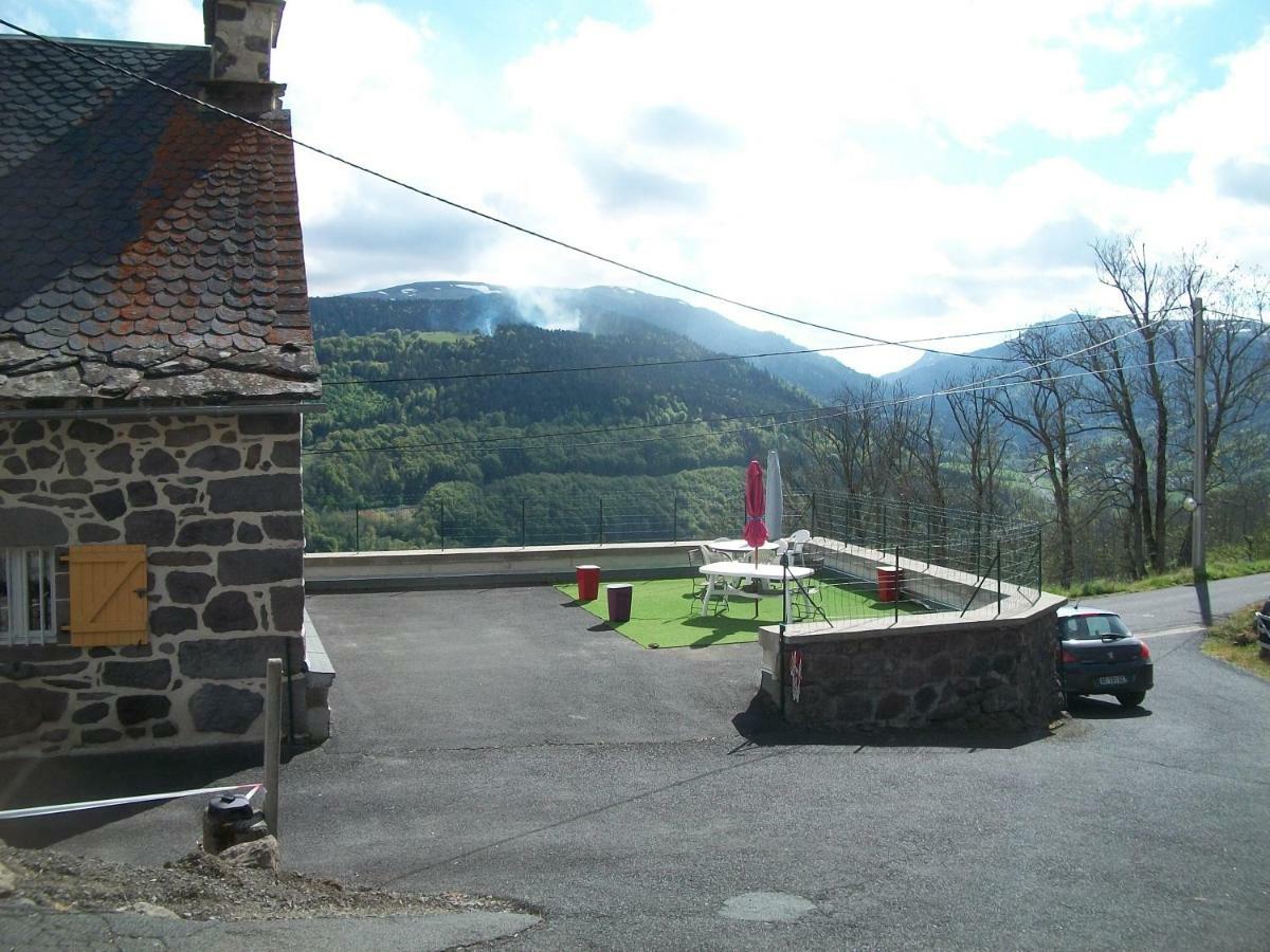 Vacances Au Pied Des Monts Du Cantal Laveissière Zewnętrze zdjęcie
